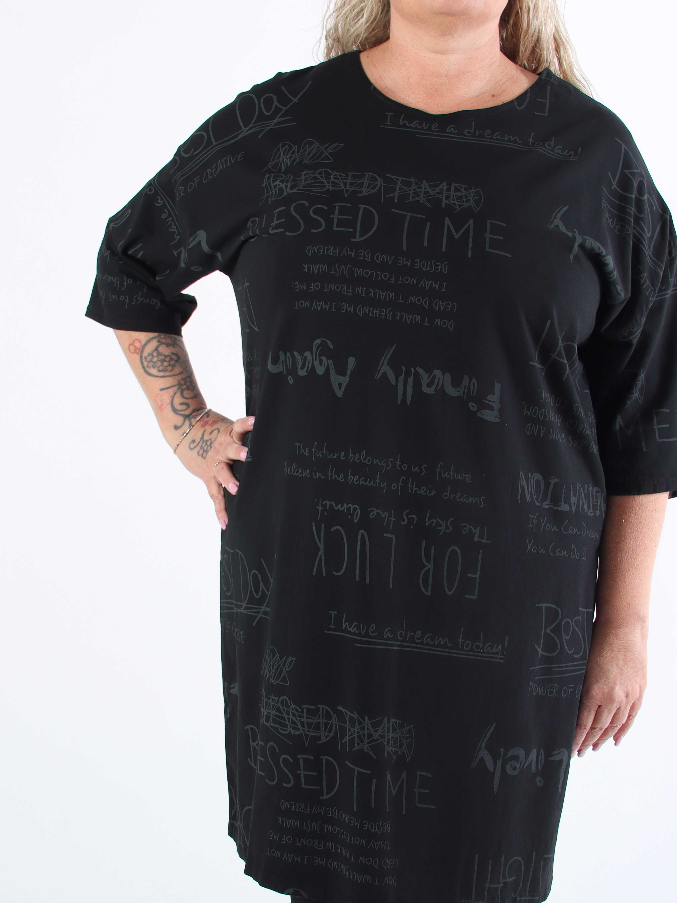 Lora - Plus size t-shirt kjole med tekst